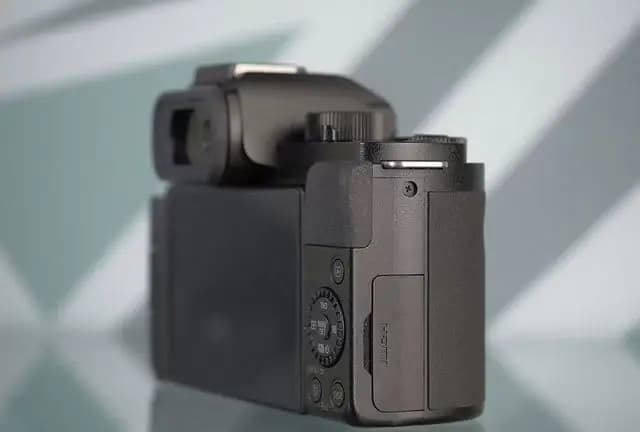 Panasonic LUMIX G100D Body — фото 3